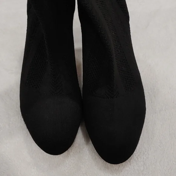 Charles David Elegant Black Ankle Boots - Picture 5 of 8